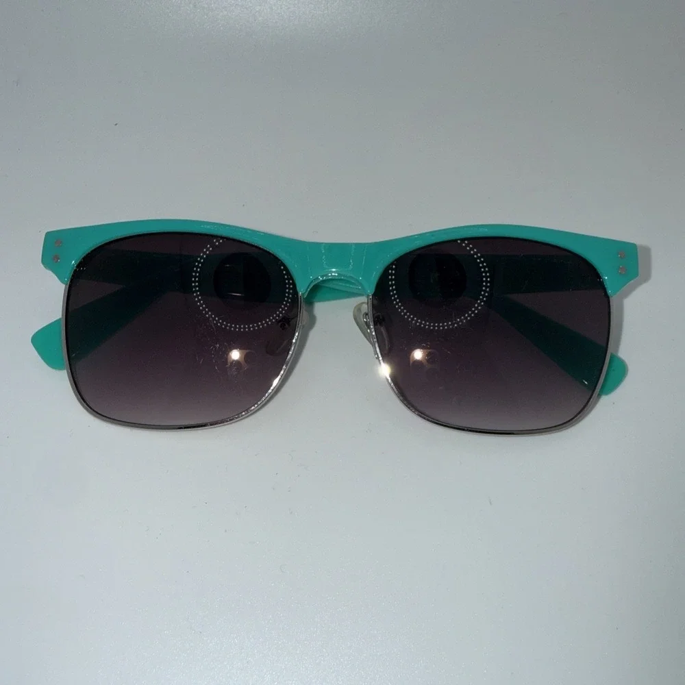 Aeropostale Tortoiseshell Clubmax Sunglasses. Aero 2524 Gradient Gray Lenses